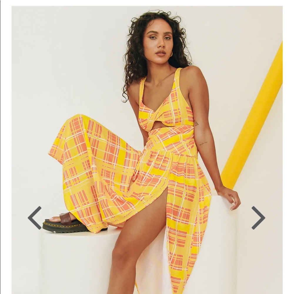 Verge girl summer dress with high slit and cut out detail under cleavage